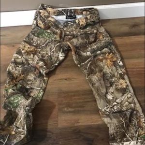 Men’s size 34/32 under armor Camo hunting pants